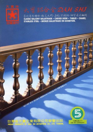 Balustrade d'art classique, portail sculpté, tables et chaises, balustrade en acier inoxydable et en bronze exposée